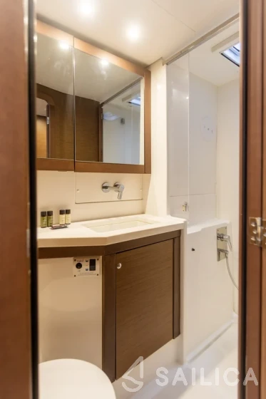 Lagoon 450  Flybridge - Yacht Charter Sailica