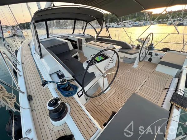 Oceanis 51.1 - Yacht Charter Sailica