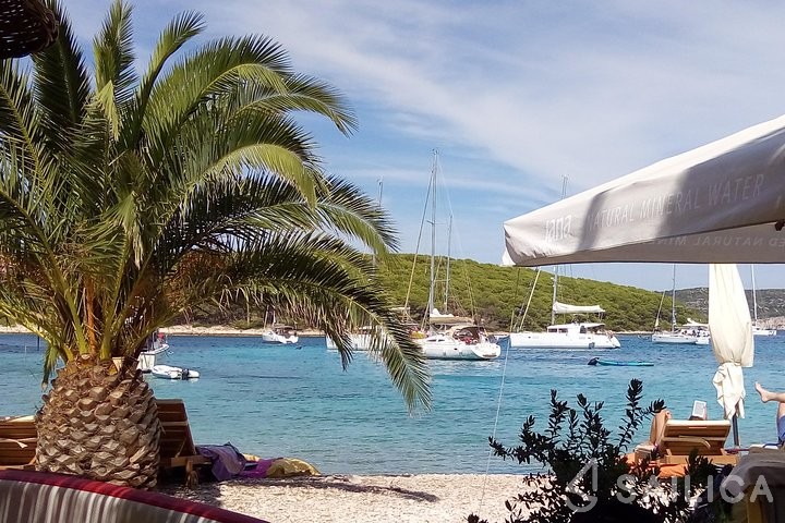 Lagoon 450  Flybridge - Yacht Charter Sailica