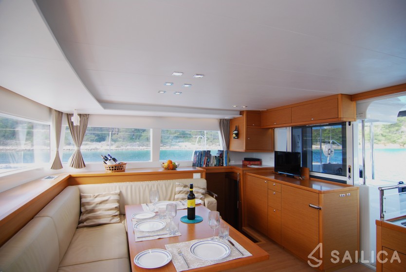 Lagoon 450  Flybridge - Yacht Charter Sailica