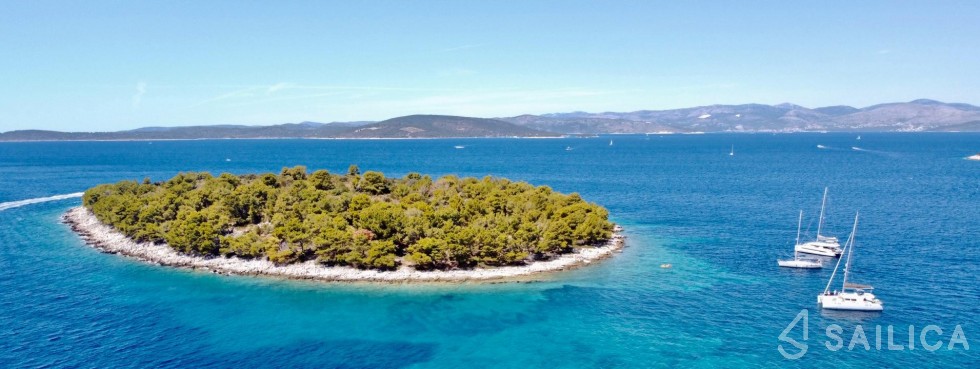 Lagoon 450  Flybridge - Yacht Charter Sailica