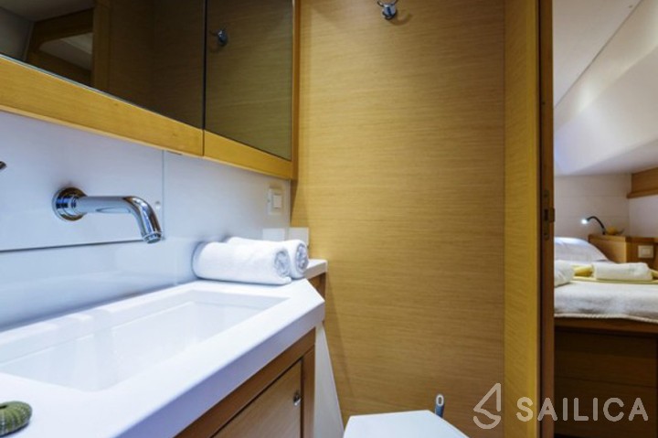 Lagoon 450  Flybridge - Yacht Charter Sailica