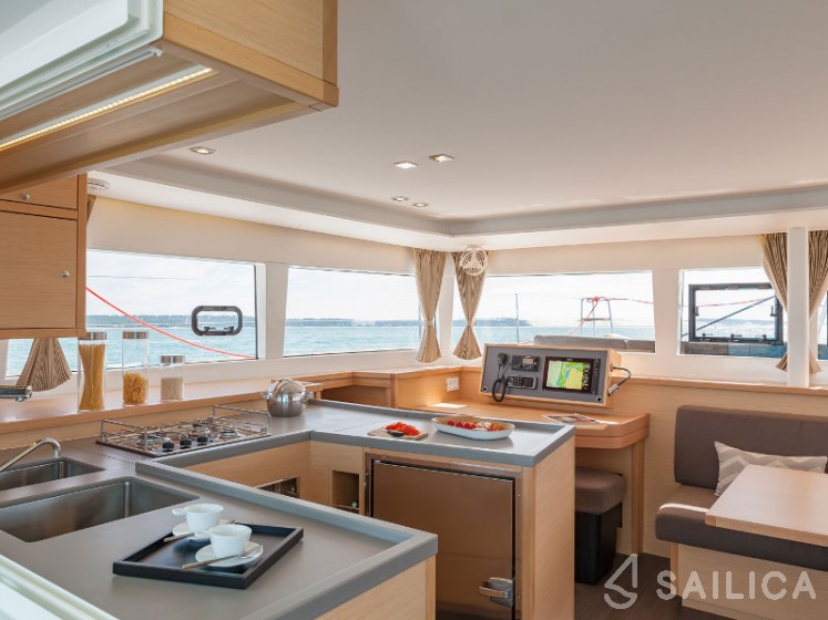 Lagoon 450  Flybridge - Yacht Charter Sailica