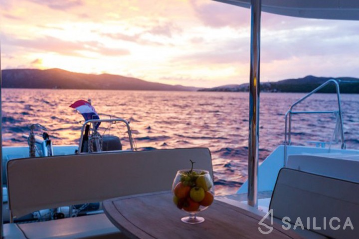 Lagoon 450  Flybridge - Yacht Charter Sailica