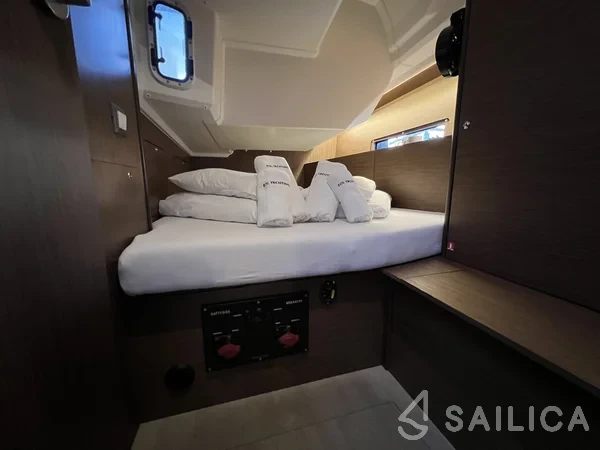 Oceanis 40.1 - Yacht Charter Sailica