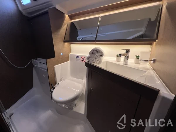 Oceanis 40.1 - Yacht Charter Sailica