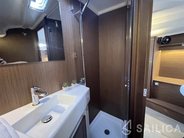 Oceanis 40.1 - Yacht Charter Sailica