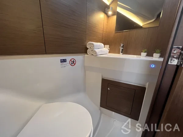 Oceanis 40.1 - Yacht Charter Sailica