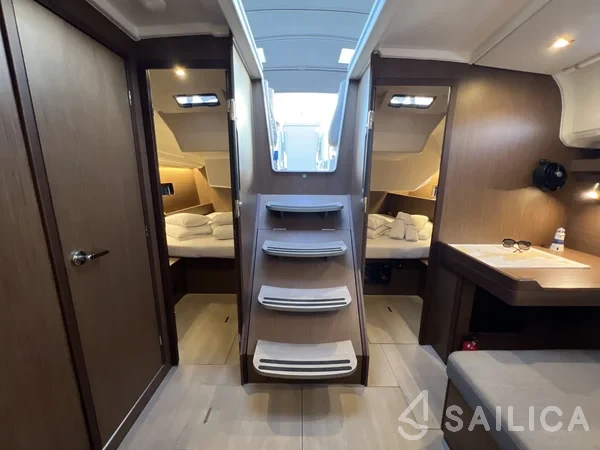 Oceanis 40.1 - Yacht Charter Sailica