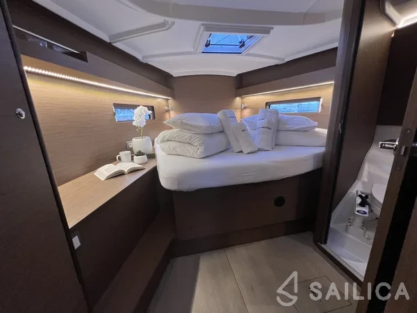 Oceanis 40.1 - Yacht Charter Sailica