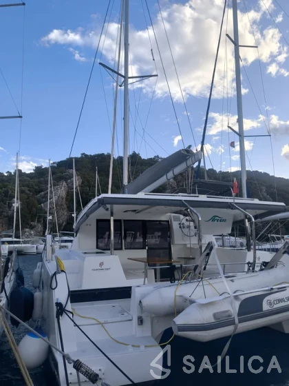 Isla 40 - Yacht Charter Sailica