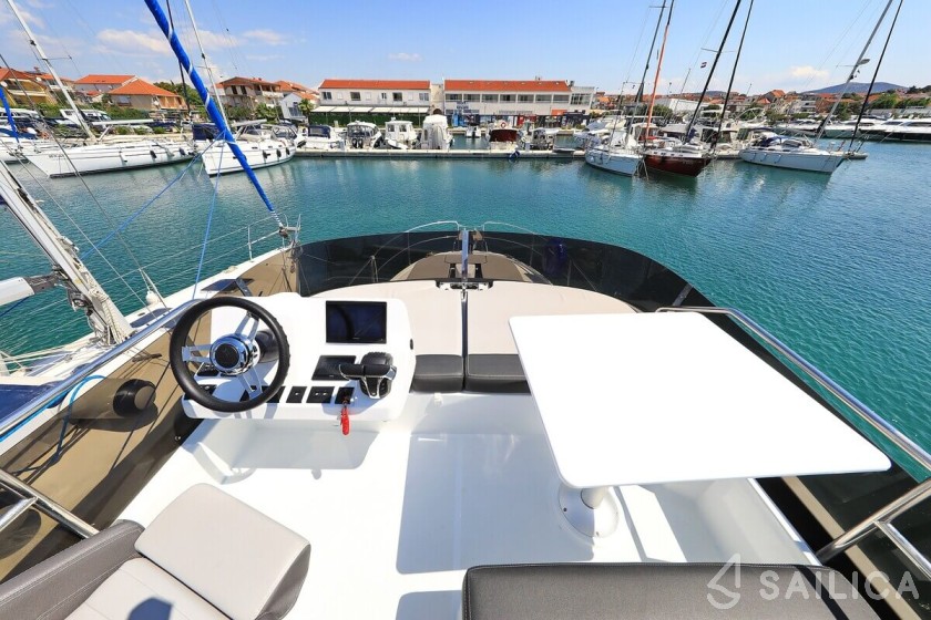 Merry Fisher 1095 FLY - Yacht Charter Sailica