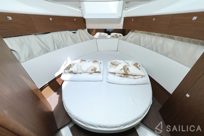 Merry Fisher 1095 FLY - Yacht Charter Sailica