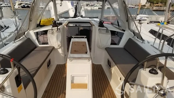 Oceanis 38.1 - Yacht Charter Sailica