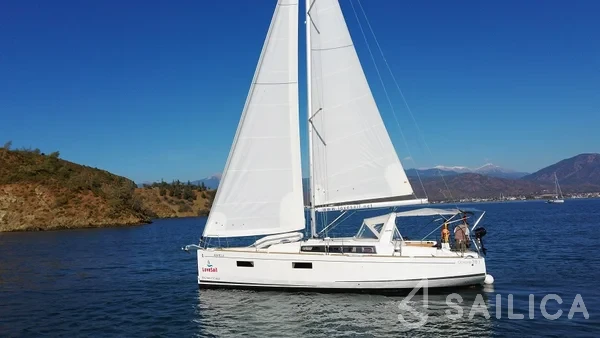 Oceanis 38.1 - Yacht Charter Sailica