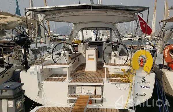 Oceanis 38.1 - Yacht Charter Sailica