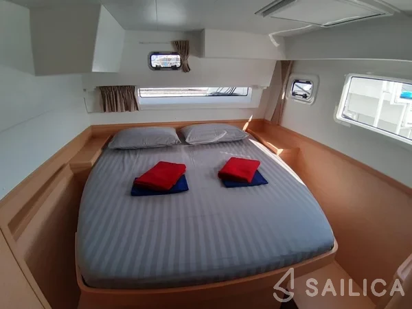 Lagoon 42 - Yacht Charter Sailica