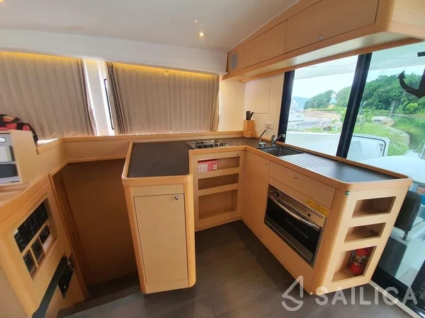 Lagoon 42 - Yacht Charter Sailica