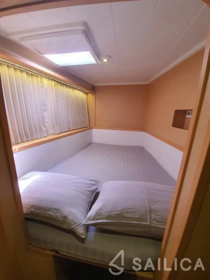 Lagoon 400 S2 - Yacht Charter Sailica