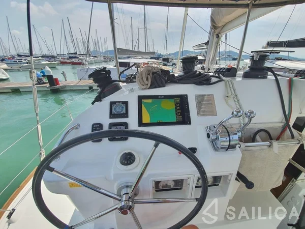 Lagoon 400 S2 - Yacht Charter Sailica