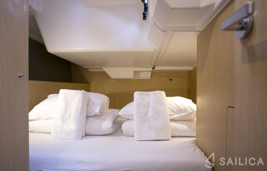 Oceanis 38.1 - Yacht Charter Sailica