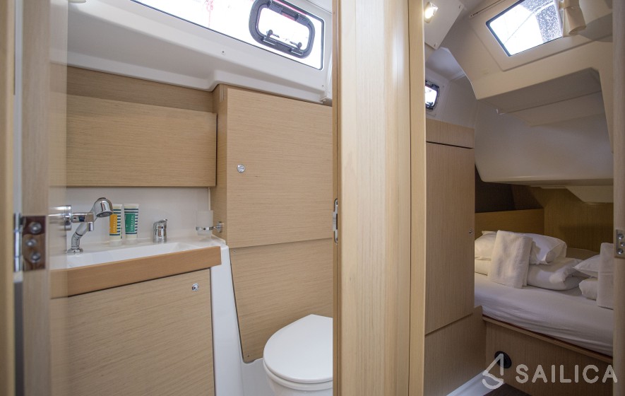 Oceanis 38.1 - Yacht Charter Sailica