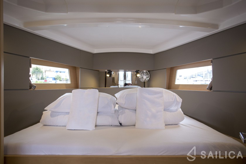 Oceanis 38.1 - Yacht Charter Sailica