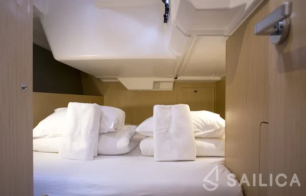 Oceanis 38.1 - Yacht Charter Sailica