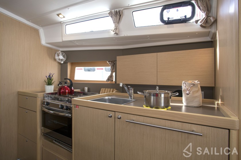 Oceanis 38.1 - Yacht Charter Sailica