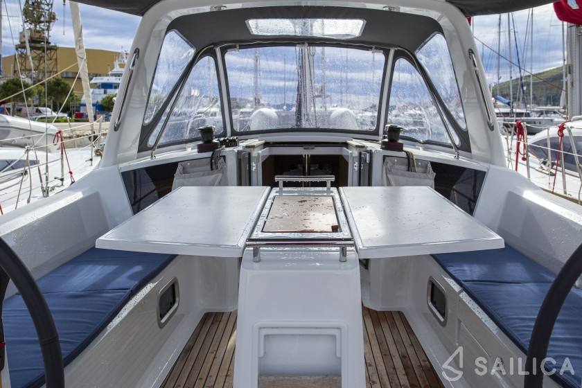 Oceanis 38.1 - Yacht Charter Sailica
