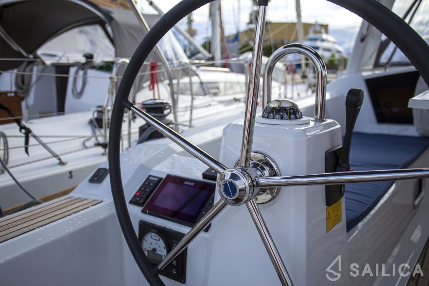 Oceanis 38.1 - Yacht Charter Sailica