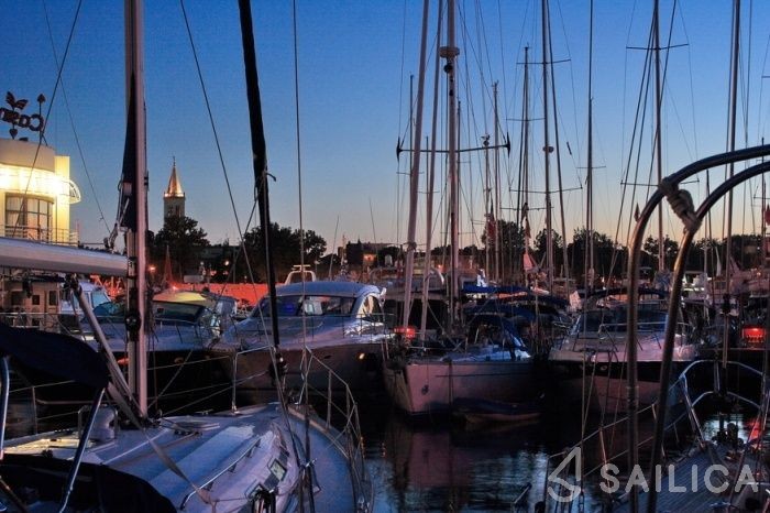 Oceanis 38.1 - Yacht Charter Sailica