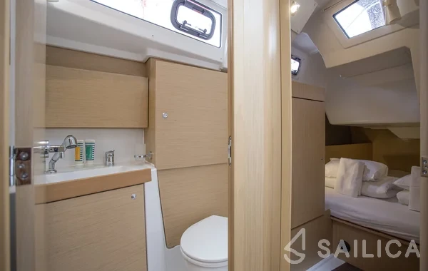 Oceanis 38.1 - Yacht Charter Sailica