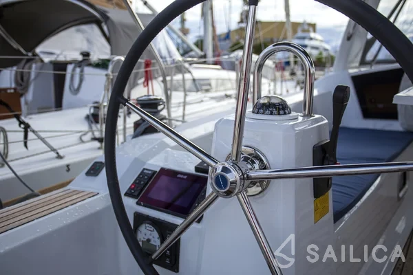 Oceanis 38.1 - Yacht Charter Sailica