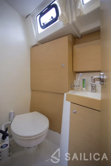 Oceanis 38.1 - Yacht Charter Sailica