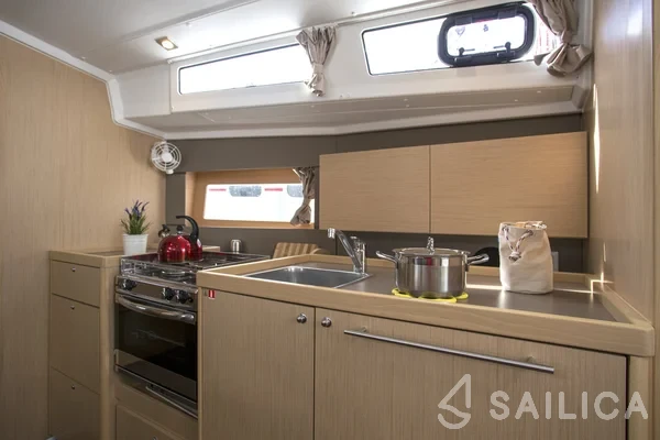 Oceanis 38.1 - Yacht Charter Sailica