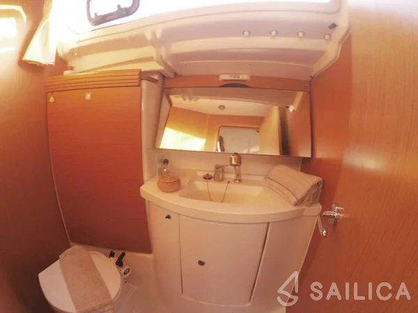 Sun Odyssey 42 DS - Yacht Charter Sailica