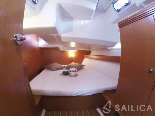 Sun Odyssey 42 DS - Yacht Charter Sailica