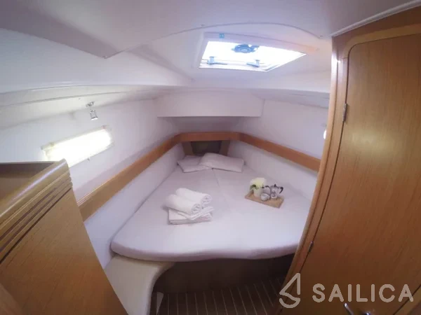 Sun Odyssey 42 DS - Yacht Charter Sailica