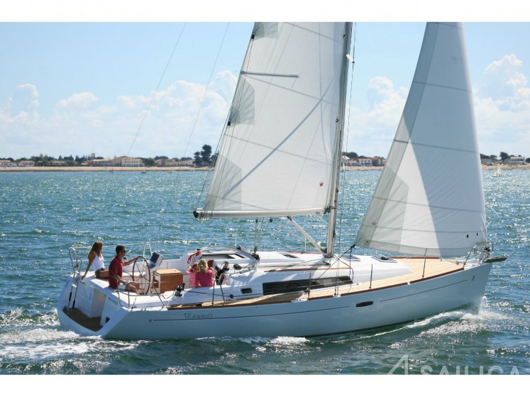 Oceanis 37 - Yacht Charter Sailica