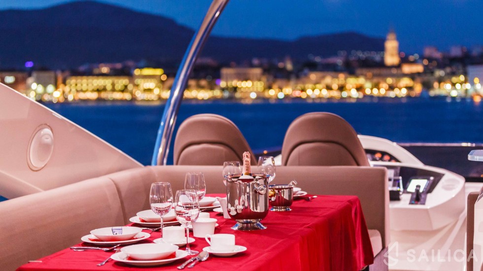 Sunseeker 86 - Yacht Charter Sailica