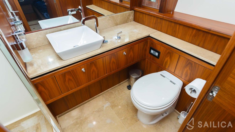 Sunseeker 86 - Yacht Charter Sailica