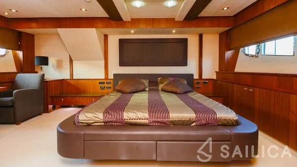 Sunseeker 86 - Yacht Charter Sailica