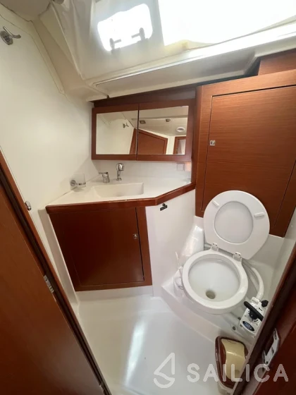 Oceanis 45 - Yacht Charter Sailica