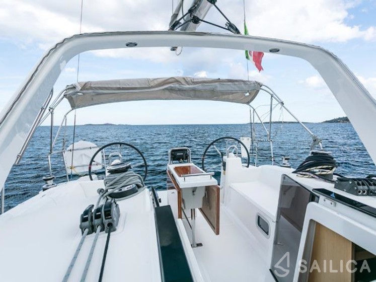 Oceanis 38 - Yacht Charter Sailica
