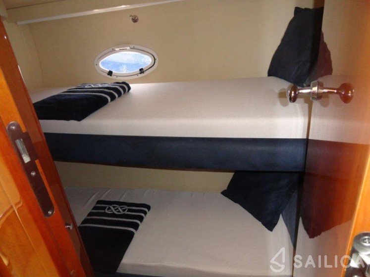 Azimut 42 - Yacht Charter Sailica