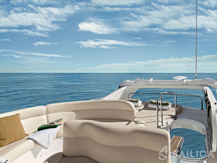 Azimut 42 - Yacht Charter Sailica
