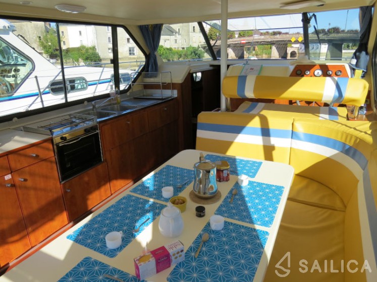 Sedan 1310 - Yacht Charter Sailica