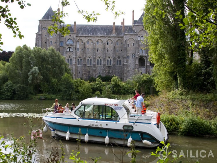 Confort 900 DP - Yacht Charter Sailica