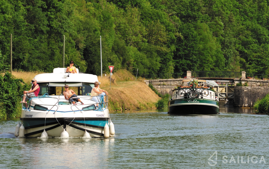 Confort 1100 - Yacht Charter Sailica